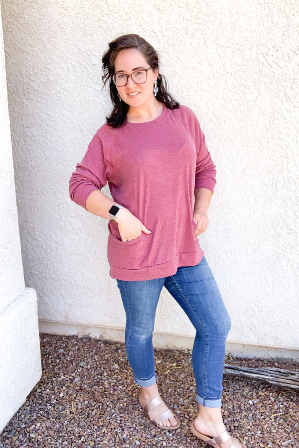 Rose sweater with jeans and sandals