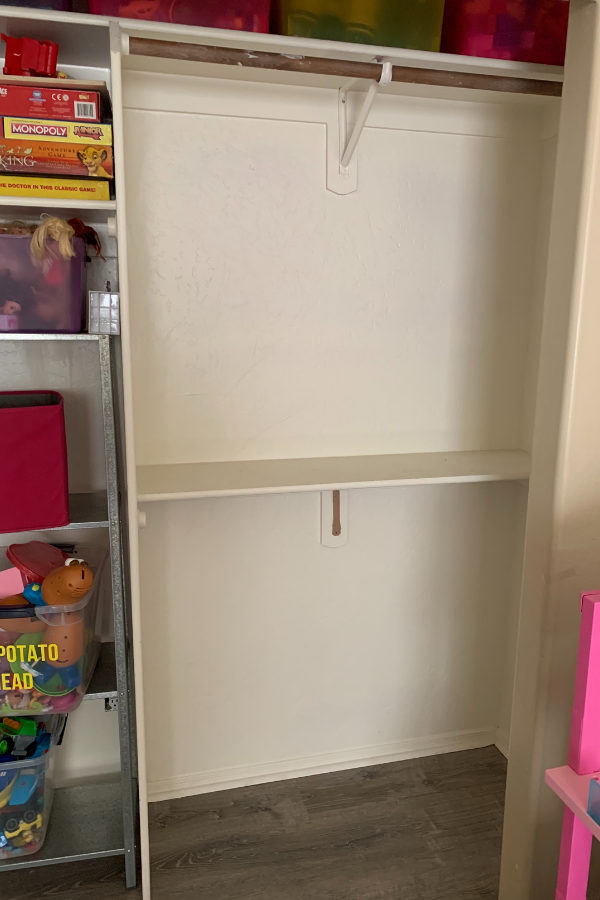 Empty closet with 1 shelf